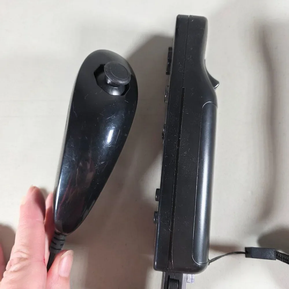 Wii Nunchuck + Remote w/ MotionPlus – Black – Silicone Cover – Generic Brand